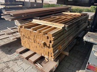 Ca. 150x Guyana Teak palen fijnbezaagd, 50x50mm, lengte 300cm